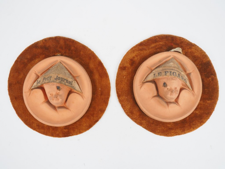 Paire de médaillons 1900 en terre cuite figurant de jeunes garçons cha