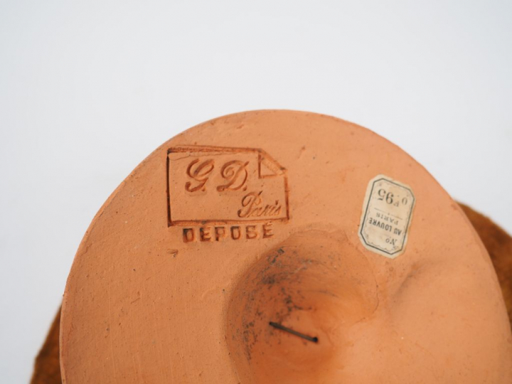 Paire de médaillons 1900 en terre cuite figurant de jeunes garçons cha