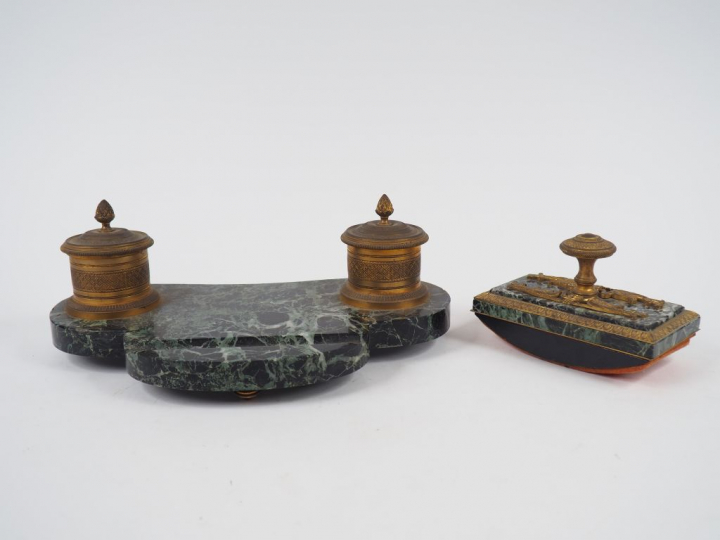 Encrier et presse papier de style Empire en marbre vert et bronze.