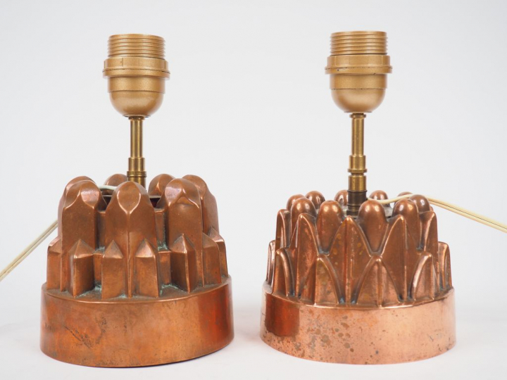 Paire de moules à kouglof en cuivre montés en lampe. H. : 21 cm.