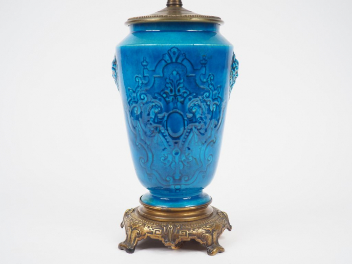 Vase Napoléon III de style Louis XIV en porcelaine turquoise, monté en