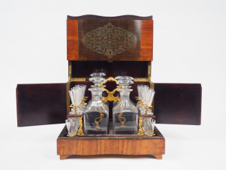 Vente aux enchères Cave à liqueur Napoléon III en marqueterie Boulle. Dim. : 26,5 x 31,5 