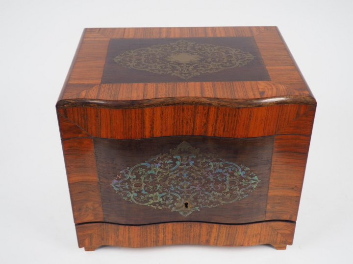 Cave à liqueur Napoléon III en marqueterie Boulle. Dim. : 26,5 x 31,5 