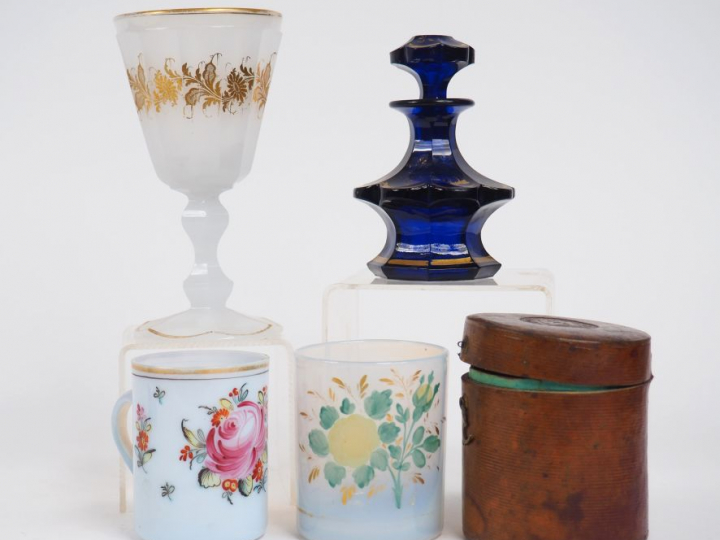 Verre Restauration en opaline dans son étui en cuir, Tasse début XIXém