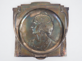 Vente aux enchères Plaque Art Nouveau autrichienne en métal argenté à décor de jeune femm