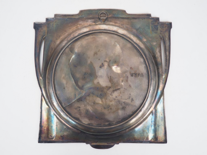 Plaque Art Nouveau autrichienne en métal argenté à décor de jeune femm