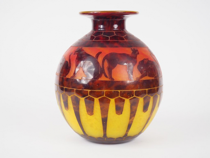 LE VERRE FRANCAIS. Vase 'Chats' en verre poudré jaune, dégradé rouge c