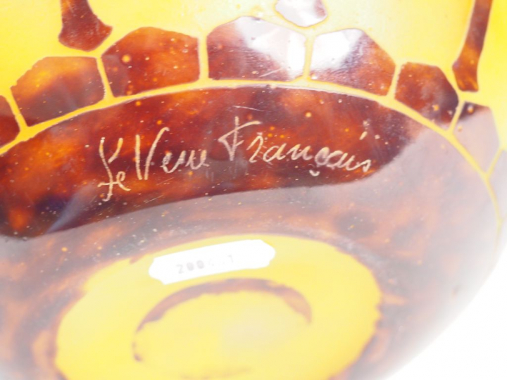 LE VERRE FRANCAIS. Vase 'Chats' en verre poudré jaune, dégradé rouge c