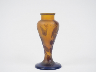 Vente aux enchères GALLE. Vase en verre à décor gravé en camée à l'acide de papillons et 