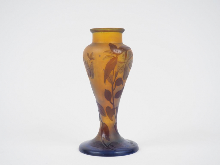 GALLE. Vase en verre à décor gravé en camée à l'acide de papillons et 