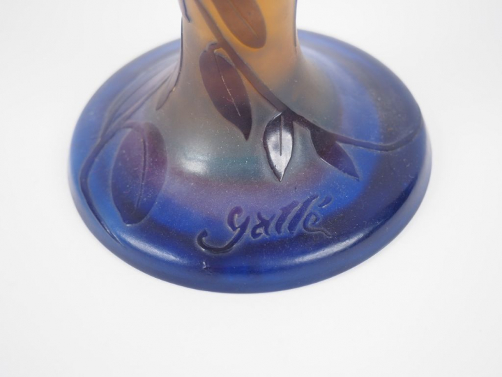 GALLE. Vase en verre à décor gravé en camée à l'acide de papillons et 