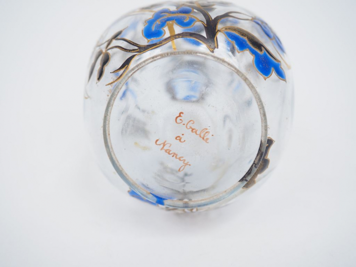 GALLE. Grand soliflore en verre à décor gravé en camée à l'acide de gl