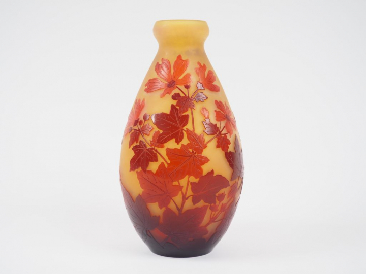 GALLE. Vase en verre à décor gravé en camée à l'acide de fleurs rouges