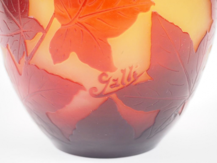 GALLE. Vase en verre à décor gravé en camée à l'acide de fleurs rouges