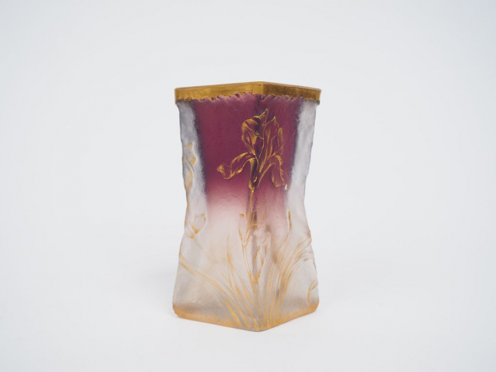 DAUM. Vase en verre emaillé à décor d'iris sur fond mauve dégradé, réh