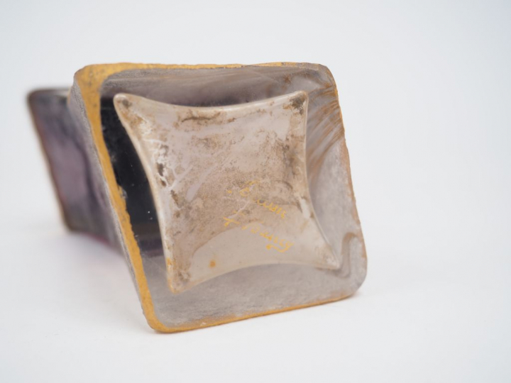 DAUM. Vase en verre emaillé à décor d'iris sur fond mauve dégradé, réh