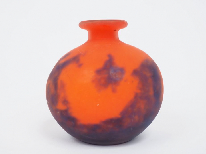MULLER FRERES. Vase boule en verre poudré mauve et orange. Signé. H. :
