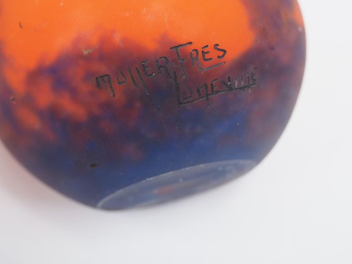 MULLER FRERES. Vase boule en verre poudré mauve et orange. Signé. H. :