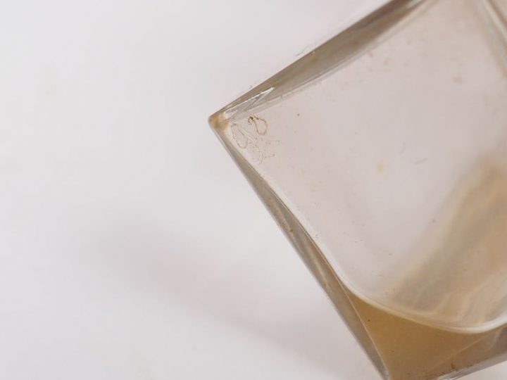 COTY. 'Lilas blanc'. Flacon de parfum en verre, bouchon en verre dépol