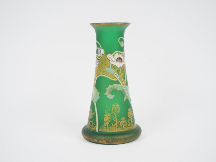 Vase 1900 en verre émaillé à décor polychrome de pavots sur fond vert,