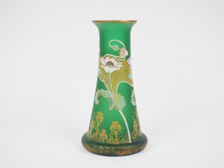 Vase 1900 en verre émaillé à décor polychrome de pavots sur fond vert,