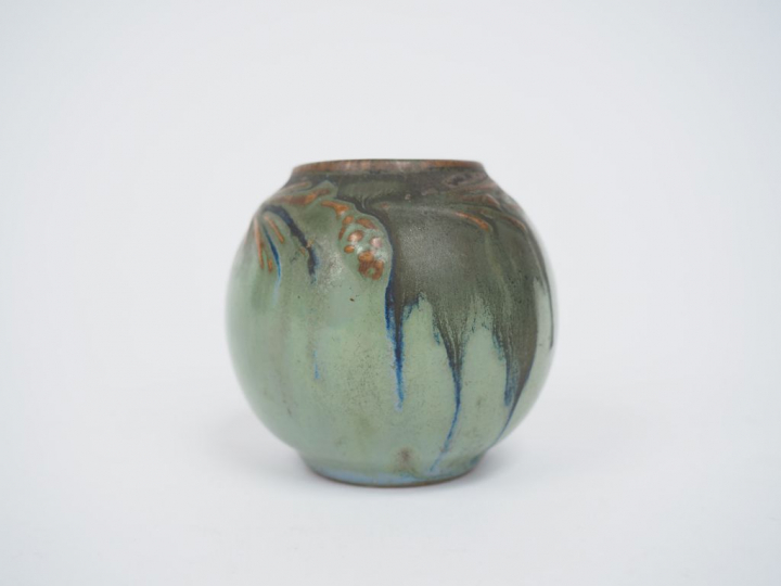 GRUBER. Petit vase Art Nouveau en gès polychrome. Signé. H. : 6 cm.