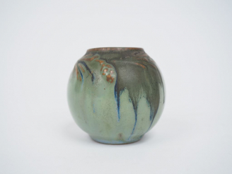 Vente aux enchères GRUBER. Petit vase Art Nouveau en gès polychrome. Signé. H. : 6 cm.