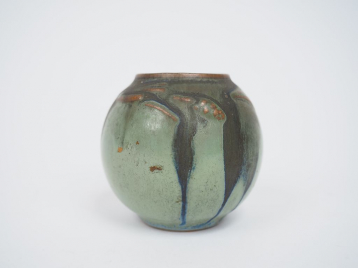 GRUBER. Petit vase Art Nouveau en gès polychrome. Signé. H. : 6 cm.