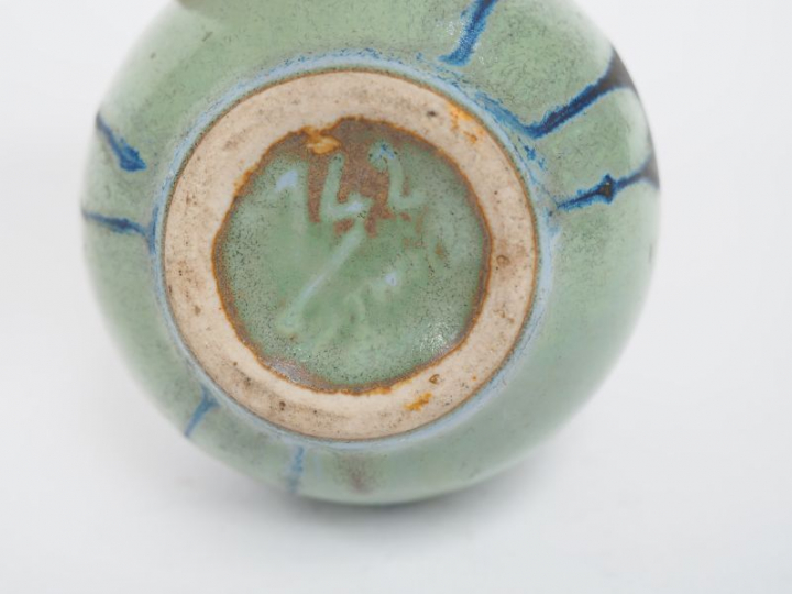 GRUBER. Petit vase Art Nouveau en gès polychrome. Signé. H. : 6 cm.