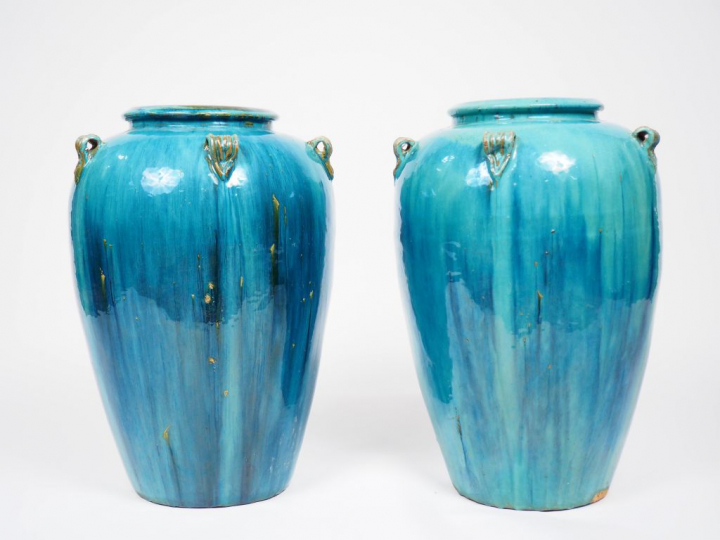 Paire de grandes jarres en grès flammé bleu. H. : 60 cm. (petits sauts
