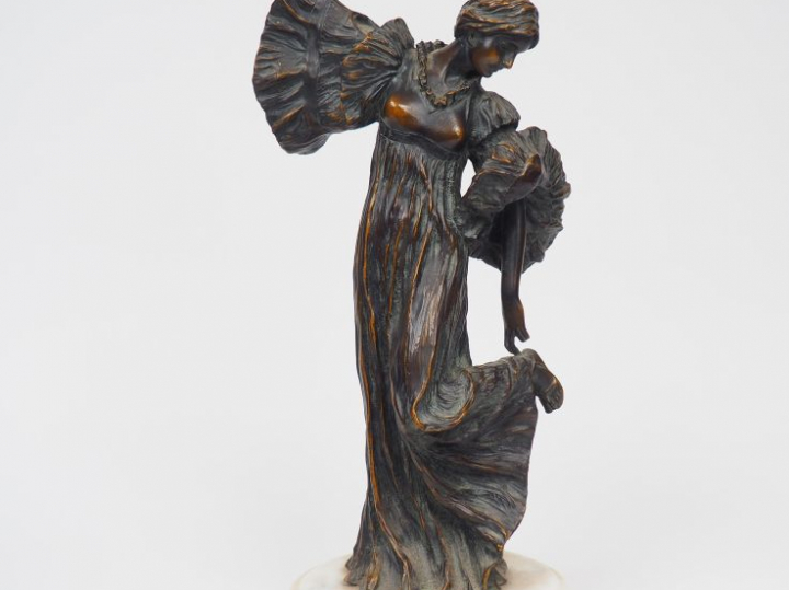 Agathon LEONARD. 'Jeune femme à la cothurne'. Sculpture en bronze à pa