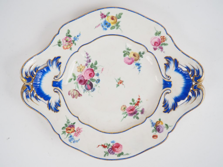 Plateau en porcelaine de Sèvres, à décor de fleurs polychromes et d’un