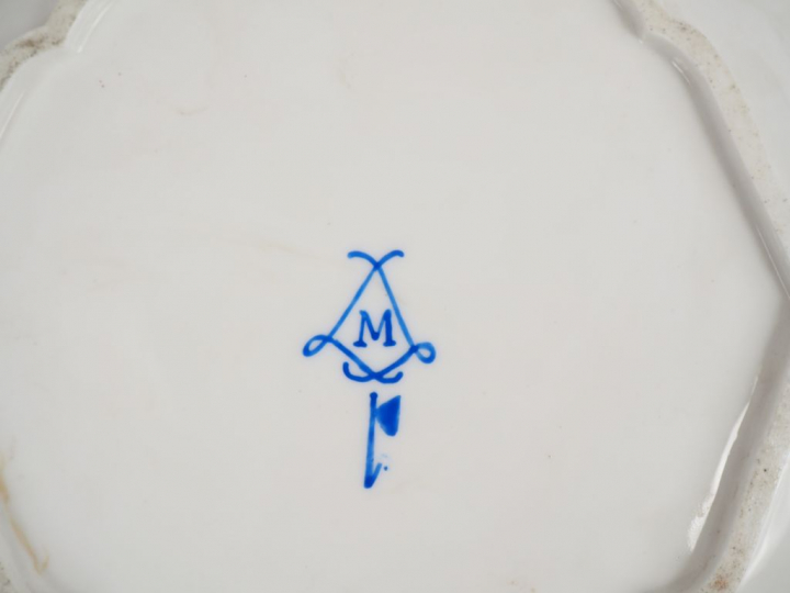 Plateau en porcelaine de Sèvres, à décor de fleurs polychromes et d’un