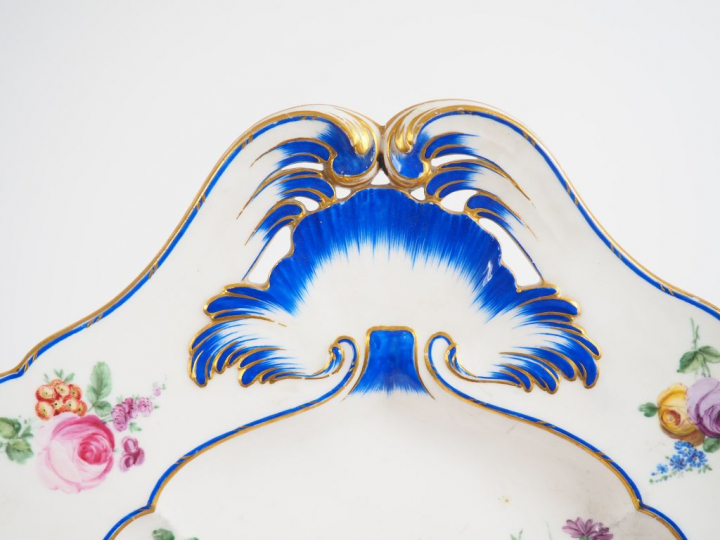 Plateau en porcelaine de Sèvres, à décor de fleurs polychromes et d’un