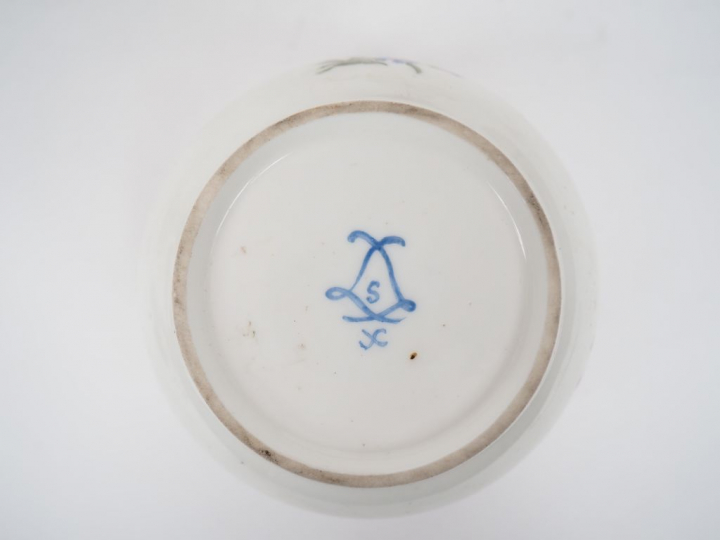 	Tasse et sous-tasse Louis XVI en porcelaine de Sèvres, Tasse et sous-