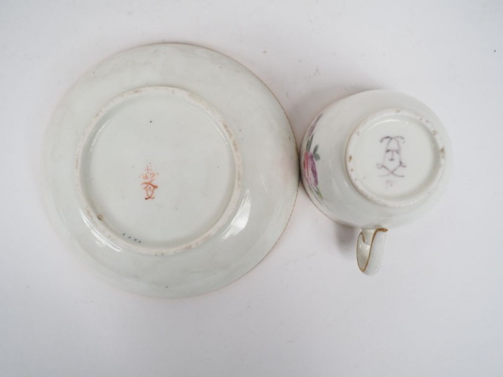 	Tasse et sous-tasse Louis XVI en porcelaine de Sèvres, Tasse et sous-