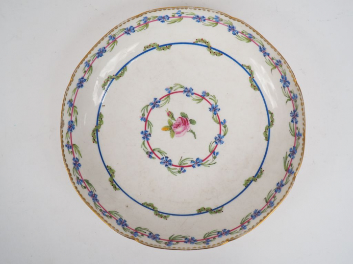 Assiette creuse en porcelaine de Sèvres Louis XVI, à décor polychrome 