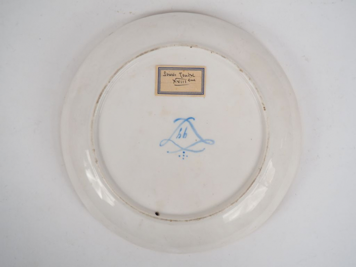 Assiette creuse en porcelaine de Sèvres Louis XVI, à décor polychrome 