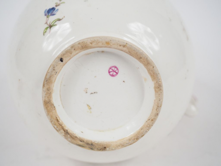 Verseuse fin XVIIIème en porcelaine d’Hoechst, à décor de fleurs polyc