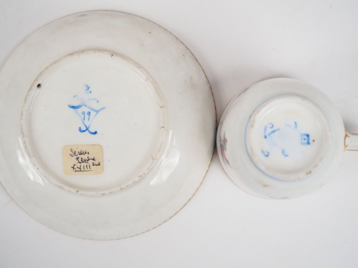 Tasses et sous tasse en porcelaine de Saxe, décor en camaïeu mauve de 
