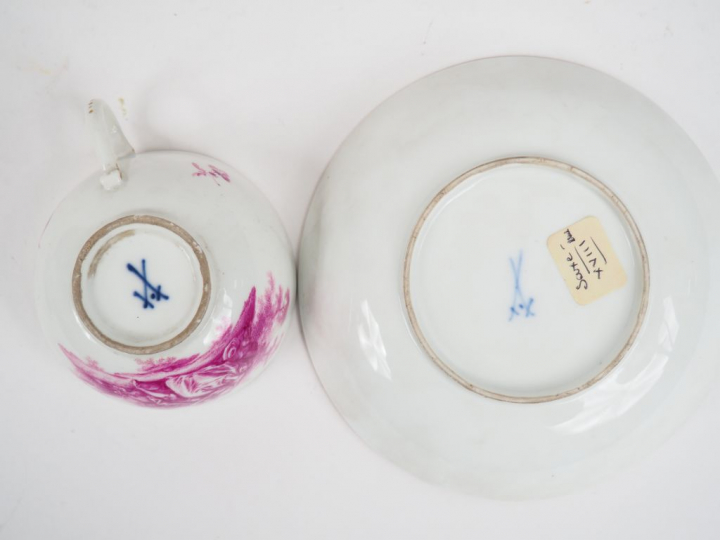 Tasses et sous tasse en porcelaine de Saxe, décor en camaïeu mauve de 