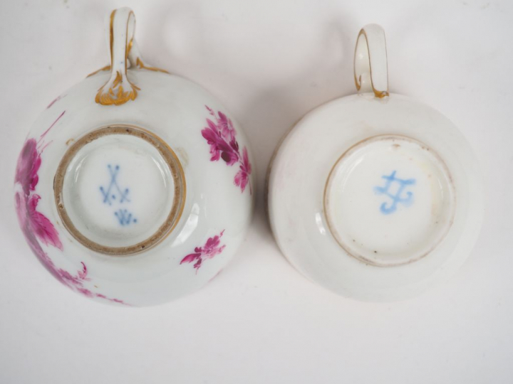 Tasses et sous tasse en porcelaine de Saxe, décor en camaïeu mauve de 