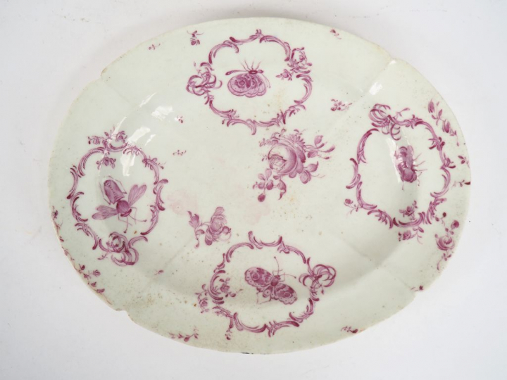Assiette en porcelaine de style Louis XV, décor en camaïeu mauve de fl