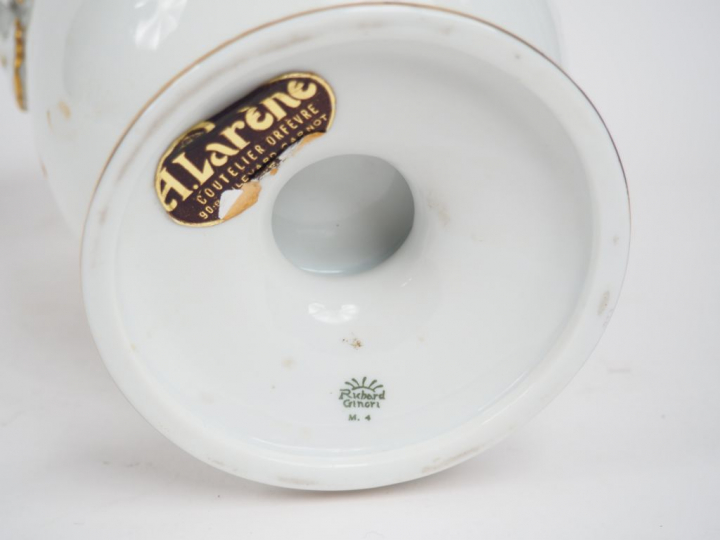 Vase à anses de style Louis XVI en porcelaine, à décor dans des réserv