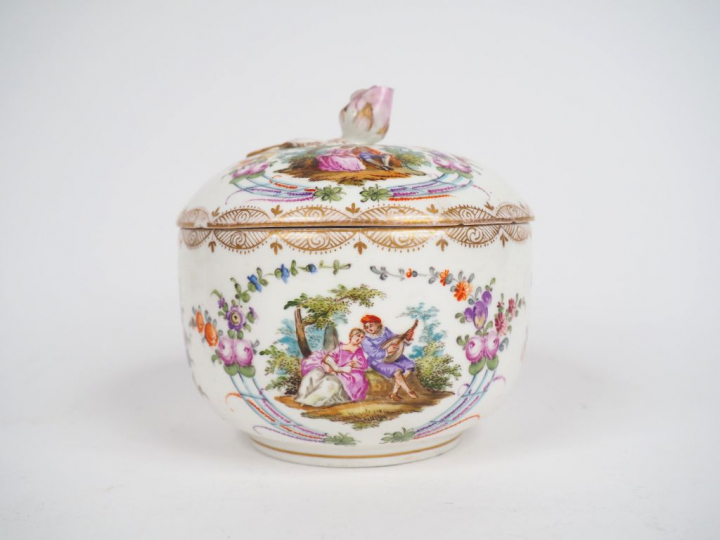 Boîte en porcelaine polychrome de Saxe à décor de scènes galantes et d