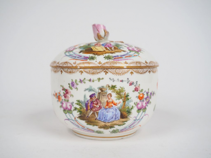 Boîte en porcelaine polychrome de Saxe à décor de scènes galantes et d