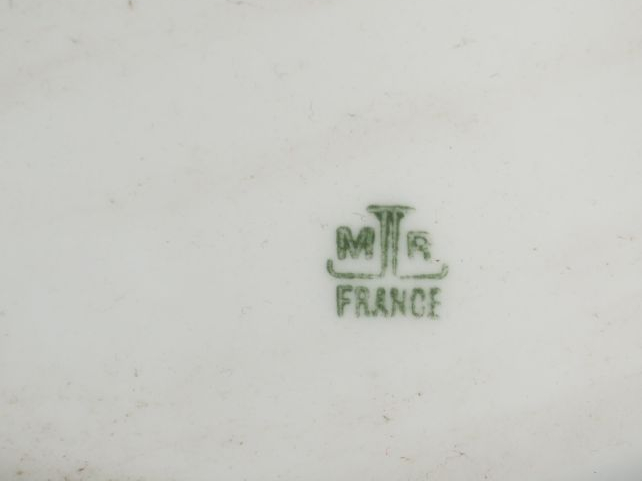 Plat XIX en porcelaine polychrome de Limoges. 'Retour de chasse'. Dim.