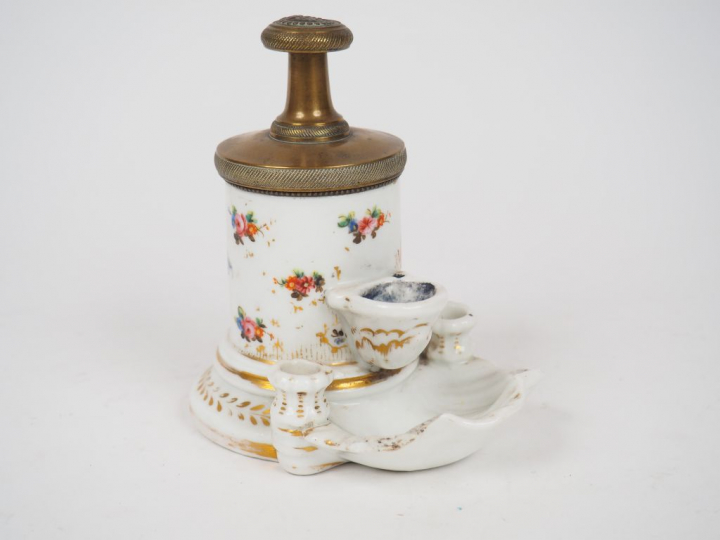 60.	Encrier à pompe Restauration en porcelaine, à décor de fleurs poly