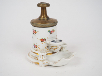 Vente aux enchères 60.	Encrier à pompe Restauration en porcelaine, à décor de fleurs poly