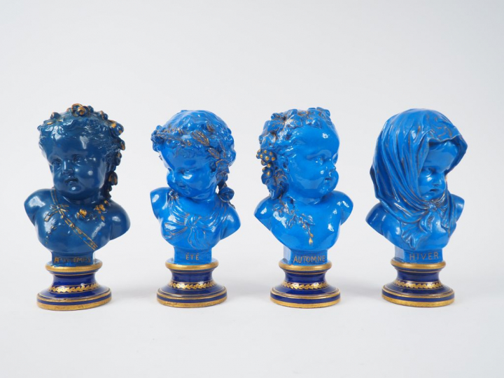 Suite de quatre sujets XIXème en porcelaine bleue roi et bleue de four